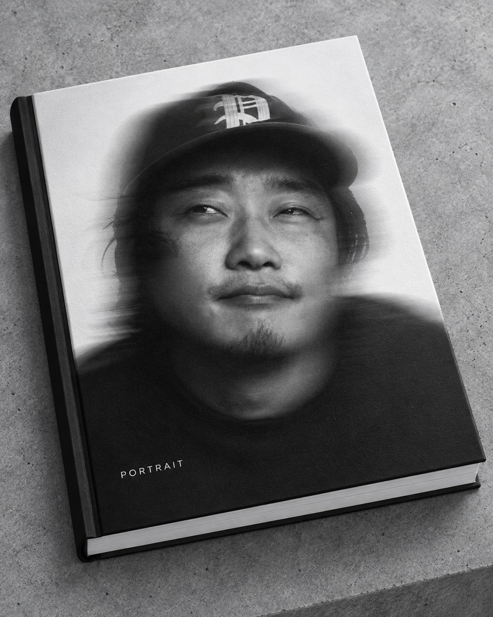 포트레이트를 도서 표지에 적용한 목업