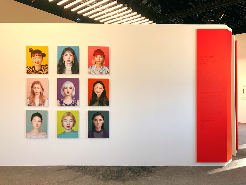 아를 전시장 벽에 걸린 컬러 인물사진 연작