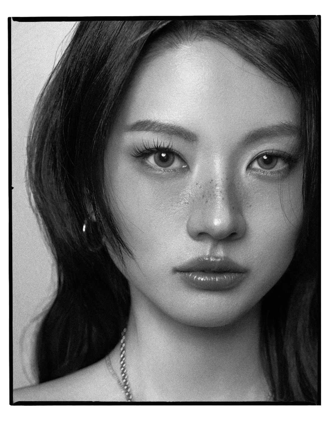 정면을 바라보는 흑백 포트레이트