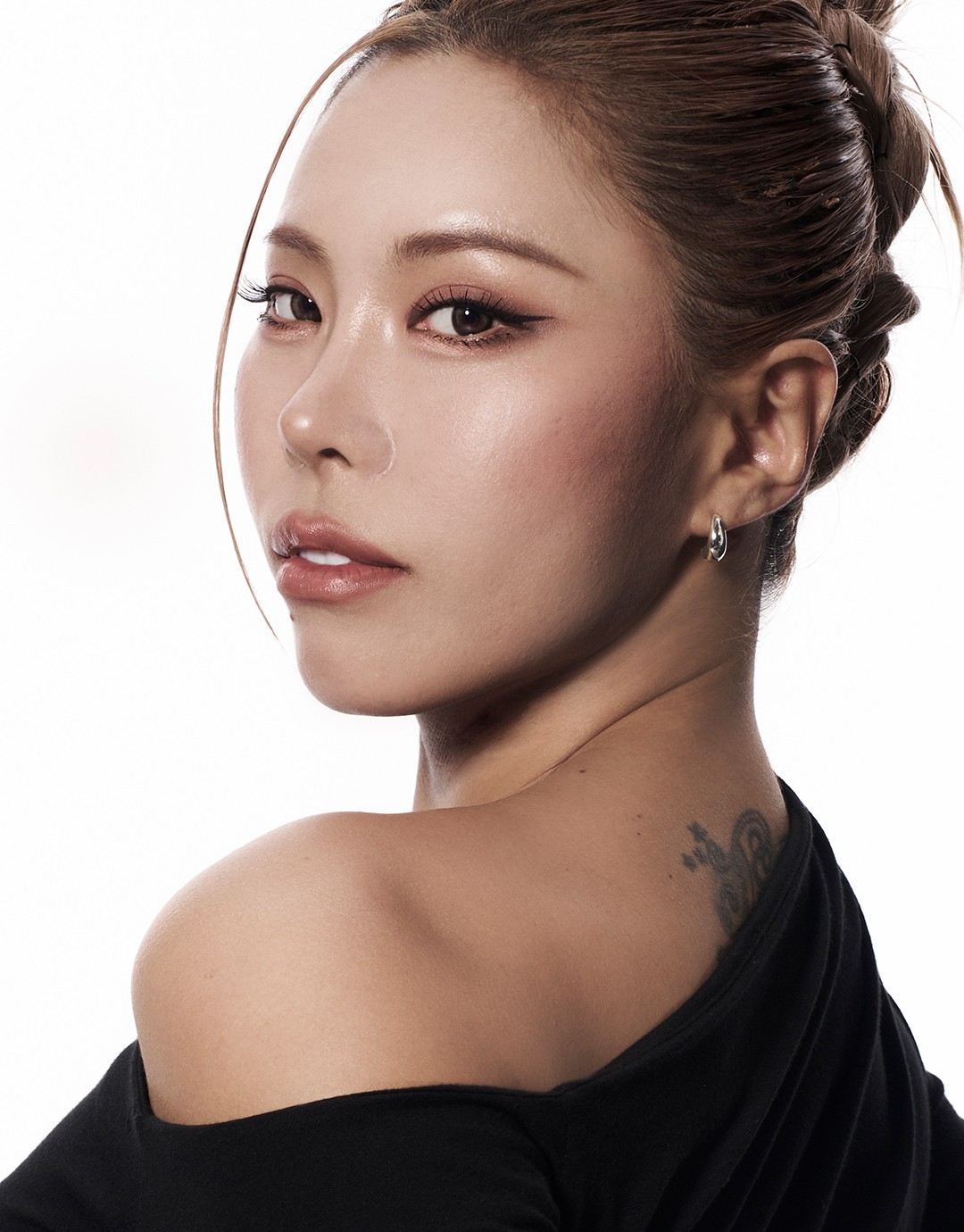 어깨 너머로 바라보는 검은 의상의 인물 클로즈업