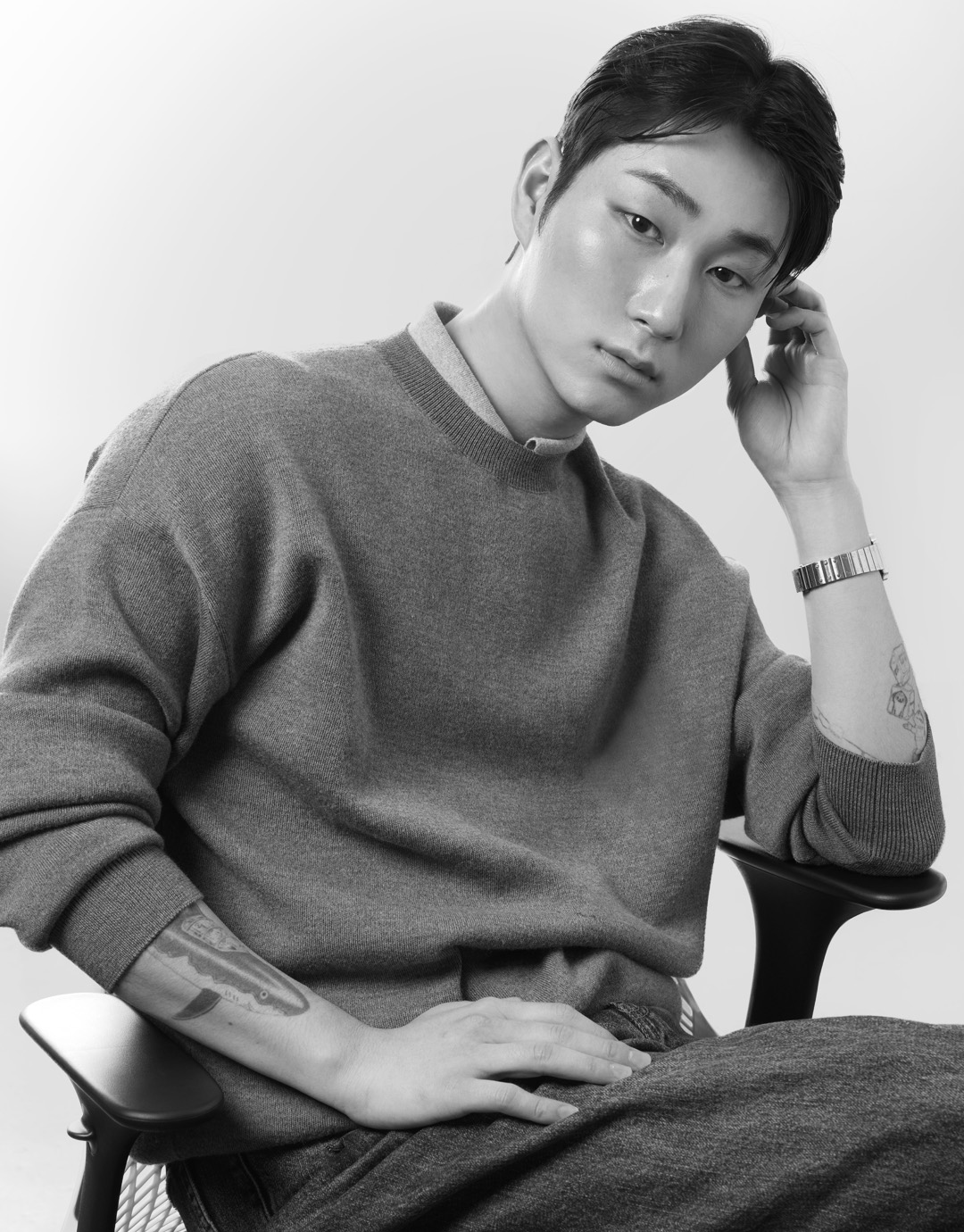 의자에 앉은 흑백 인물사진