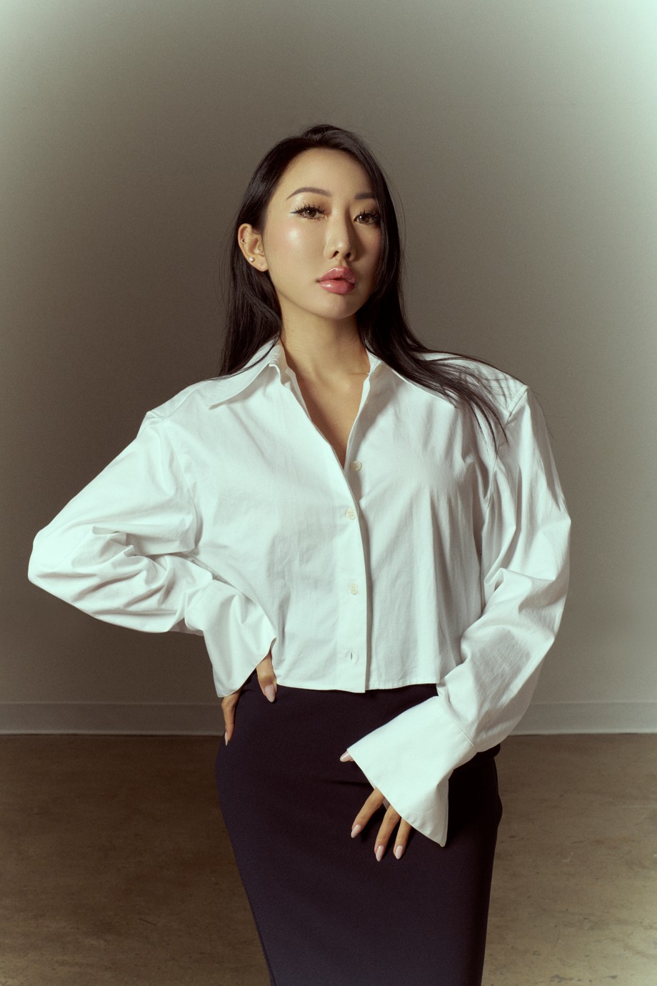흰 셔츠를 입은 인물의 컬러 포트레이트